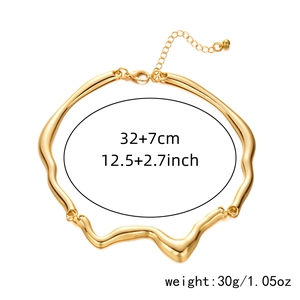 Detailansicht des goldenen Wellen-Chokers mit Maßen von 32 plus 7 cm und 30 g Gewicht