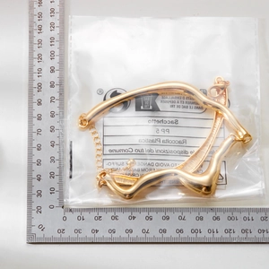 Maßangabe des goldenen Metallkragens im Liquid-Lava-Design mit verstellbarer Kette