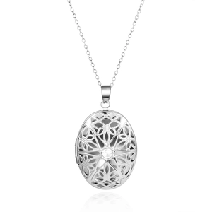 Détail du médaillon ovale en argent avec découpe florale et serti d'un zircon blanc