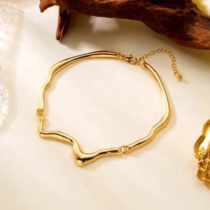 Detailansicht eines goldfarbenen Liquid Lava Chokers mit verstellbarem Verschlussglied