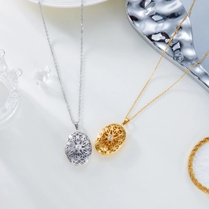 Détail de pendentifs médaillons ovales vintage avec motifs géométriques complexes