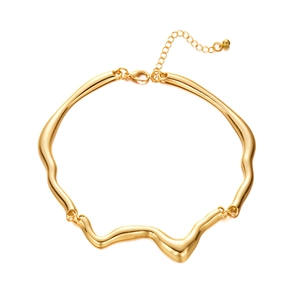 Nahaufnahme des goldenen Lava-Chokers mit verstellbarer Kette und Karabinerverschluss