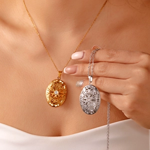 Collier Médaillon Vintage en Acier Inoxydable pour Femme Pendentif Cadre Photo Gravé Floral Coeur Ovale Bijoux Strass
