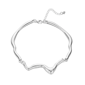 Detailaufnahme der unregelmäßigen silbernen Choker-Kette mit Karabiner und Verlängerung