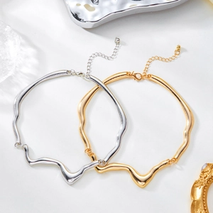 Unregelmäßige gewellte Halsreifen in Gold und Silber mit verstellbarem Karabinerverschluss