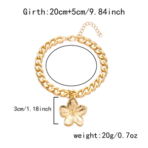 Vue détaillée du pendentif fleur dorée avec mesures de circonférence et poids