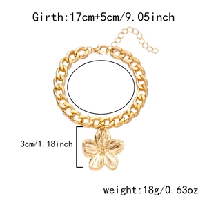Détail du bracelet avec pendentif fleur dorée, taille 17+5cm et poids de 18g