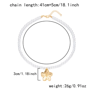 Détails du collier de perles avec pendentif fleur dorée et spécifications de 41cm de long