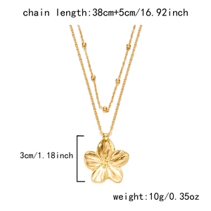 Détails des dimensions du collier fleur dorée avec chaîne 38cm et pendentif de 3cm