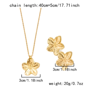 Détails de la parure fleur dorée avec diamètre de 3cm et dimensions du collier