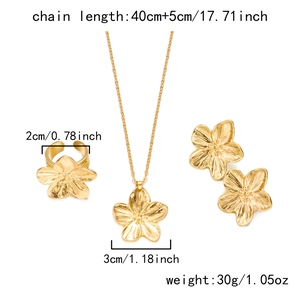 Vue détaillée du parure de bijoux fleur dorée montrant dimensions et textures
