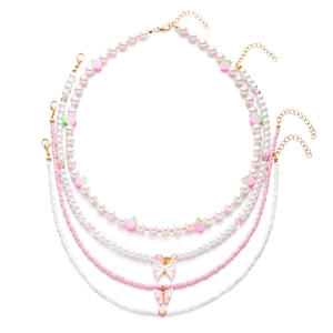 Detail von 4-teiligem handgefertigtem Perlenketten-Set mit Erdbeeren und Schleifen