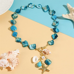 Dettaglio collana con perline e conchiglie, ciondolo a stella marina e pietre blu mare