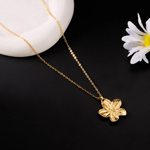 Vue détaillée d'un collier pendentif fleur dorée avec des textures de pétales réalistes