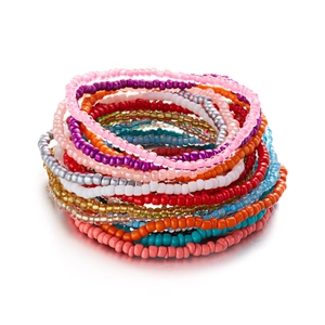 Detailopname van kleurrijke bohemian kralenarmbanden set voor een zomerse vakantie