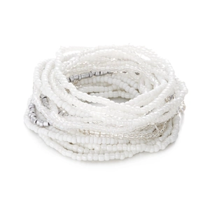 Detailopname van meerlagige witte kralenarmbanden in boheemse stretch-stijl set