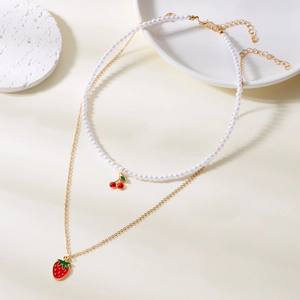Detail des mehrlagigen Schmucksets mit Kirschperlen und Erdbeeren-Goldkette