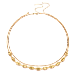 Dettaglio della catena corpo dorata boho con ciondoli a conchiglia e strass scintillanti