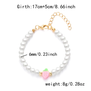 Detail einer 6mm Perlenkette mit rosa Erdbeere Anhänger und Goldverschluss