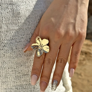 Bague fleur dorée pour femme avec grandes pétales métalliques et fini poli élégant