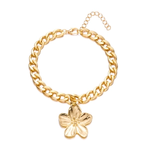 Collier à chaîne cubaine dorée avec pendentif fleur réaliste et fermoir mousqueton réglable