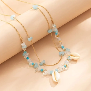 Detail der böhmischen goldenen Schichtkette mit Muscheln und blauen Perlenanhängern