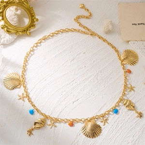 Detail der böhmischen goldenen Taillenkette mit Muscheln, Seesternen und bunten Perlen
