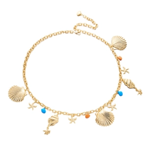 Detail der böhmischen goldenen Bauchkette mit Seestern-, Muschel- und Perlenanhängern