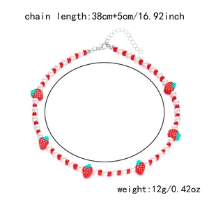 Dettaglio della collana di perle con fragole e chiusura in argento da 38 cm di lunghezza