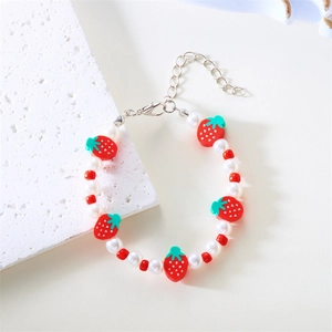 Dettaglio del bracciale con perle e fragole con grani rossi e chiusura a moschettone in argento