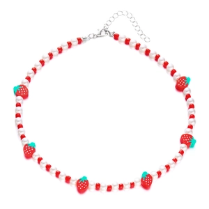Dettaglio della collana di perle a fragola estiva con ciondoli a forma di frutta e catenina