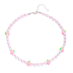 Dettaglio della collana di perline fragola con perle bianche e ciondoli in resina rosa