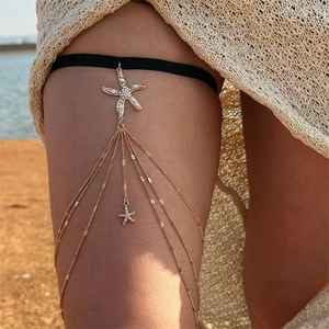 Boho Beinkette mit goldenen Seestern-Anhängern und Perlen auf schwarzem Band