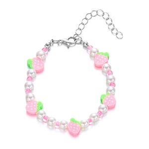 Dettaglio del bracciale con perline a fragola, perle bianche e chiusura in argento