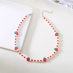 Collana di perle bianche e fragole dolci con chiusura a moschettone regolabile