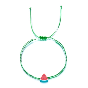Detail des handgewebten Wassermelonen-Armbands mit verstellbarer grün-weißer Kordel