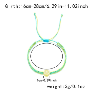 Nahaufnahme des blau-gelben handgewebten Armbands mit einer Zitronenscheiben-Perle