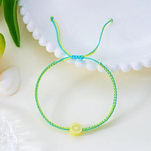 Detail eines handgewebten Zitronen-Armbands in Blau und Gelb mit verstellbarem Band