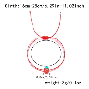 Detail eines roten geflochtenen Erdbeer-Charm-Armbands mit verstellbarer Kordel und Maßen