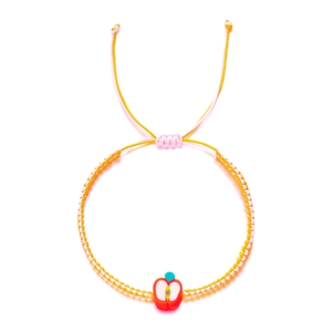 Detail eines handgewebten gelben Seilarmbands mit Apfel-Anhänger und verstellbarem Knoten