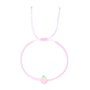 Detailaufnahme des rosa geflochtenen Armbands mit Erdbeere-Anhänger und Schiebeknoten