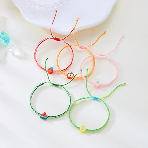 Handgefertigtes Obst-Armband-Set mit Erdbeer- und Wassermelonen-Anhängern für Freunde