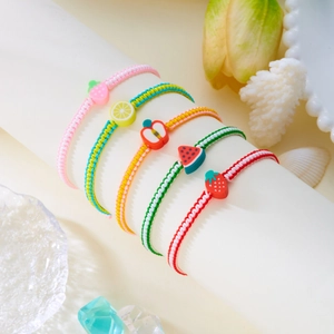 Set mit fünf handgefertigten gewebten Fruchtarmbändern mit Erdbeere und Wassermelone Motiven