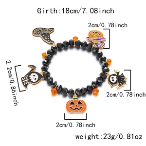 Detalle de pulsera de Halloween con cuentas y colgantes de calabaza y esqueleto 18cm