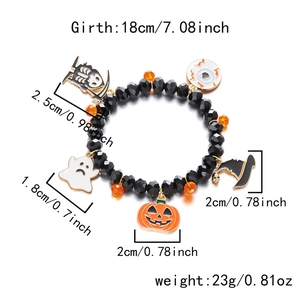 Detalle de pulsera de Halloween con cuentas y dijes de calabaza, fantasma y sombrero