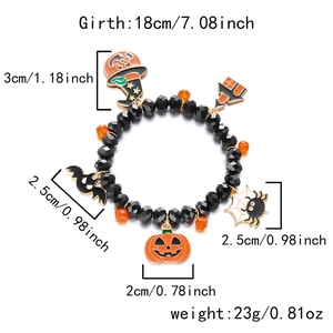 Detalle de pulsera de Halloween con cuentas, dijes de calabaza y murciélago y medidas