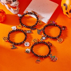 Set de pulseras de cuentas de Halloween con dijes de calabaza y fantasma sobre fondo naranja