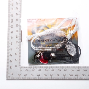 Detailansicht der Halloween-Herzanhänger an gewebten Armbändern mit Verpackung und Lineal