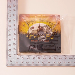 Detailansicht der Halloween-Geisterkette Verpackung mit einem Lineal zur Größenführung
