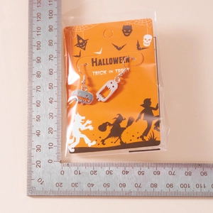 Halloween-Ohrringe auf orangefarbener Themenkarte 8x11cm mit Maßstab im Detail